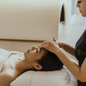 頂輪紓壓 精油放鬆按摩 換季頭痛 頭痛舒緩 台中SPA 台中瑜珈SPA 芳療放鬆 頂輪靜心 身心靈 貴婦保養 上班族紓壓 眼周舒緩 精油按摩 Yogilini 台中南屯SPA