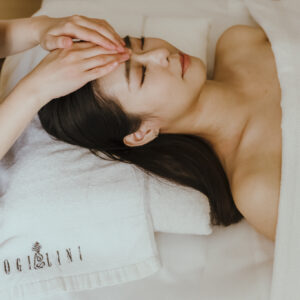 頂輪紓壓 精油放鬆按摩 換季頭痛 頭痛舒緩 台中SPA 台中瑜珈SPA 芳療放鬆 頂輪靜心 身心靈 貴婦保養 上班族紓壓 眼周舒緩 精油按摩 Yogilini 台中南屯SPA